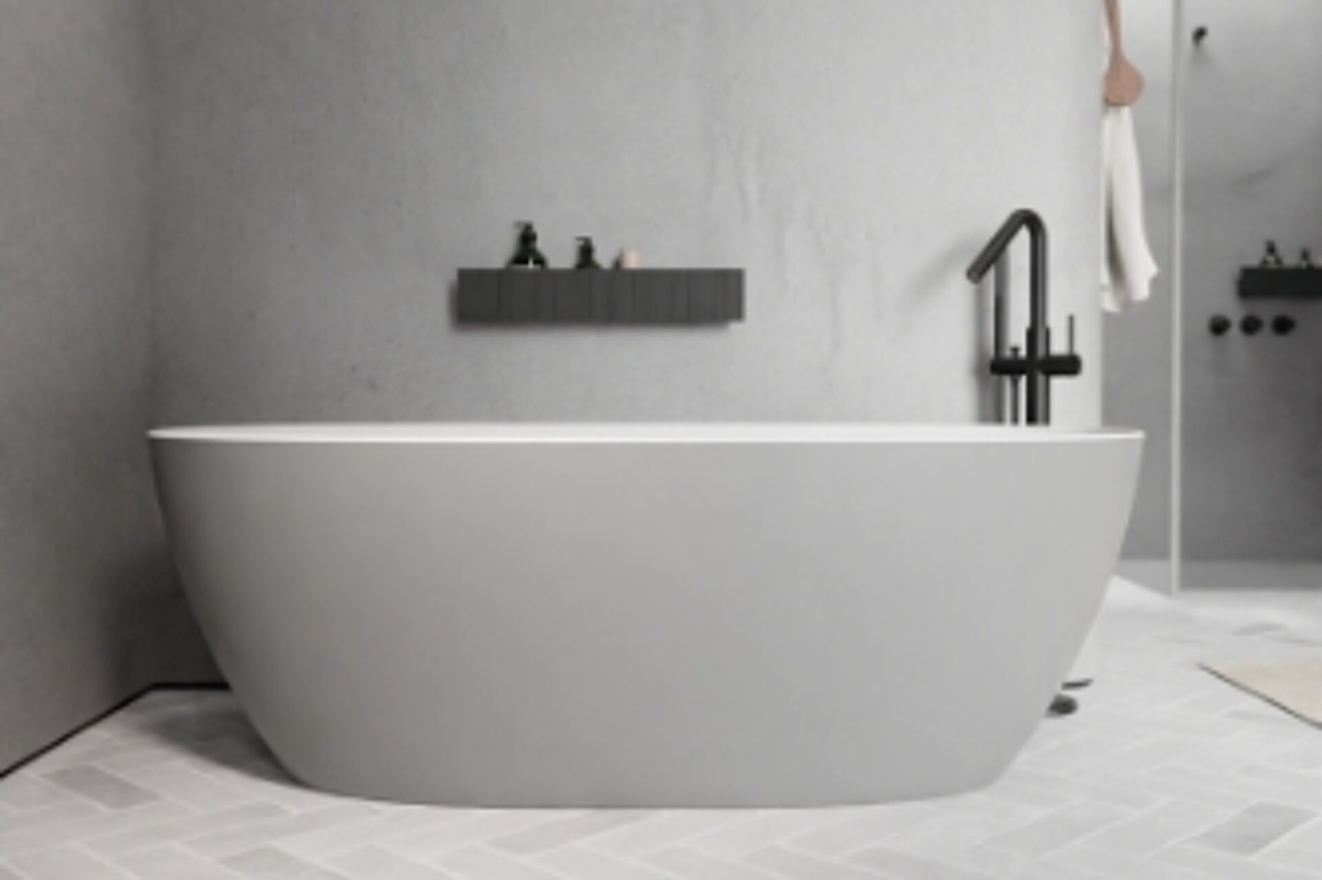 Minimalistische badkamer met wit vrijstaand bad, zwarte kraan en betongrijze muren voor een moderne uitstraling.