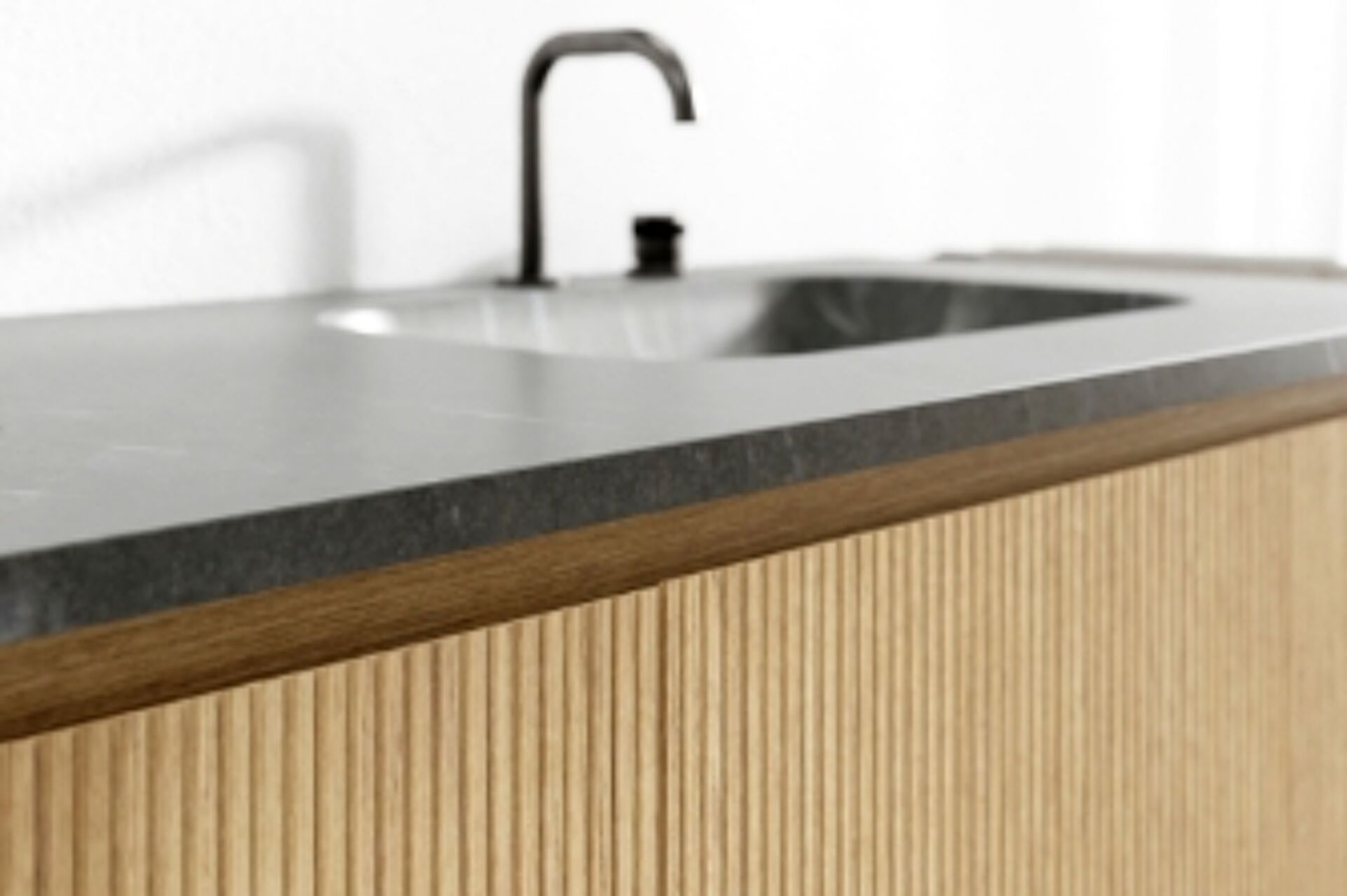 Modern wastafelmeubel met geribd hout, donker blad en zwarte kraan voor een stijlvolle en natuurlijke uitstraling.