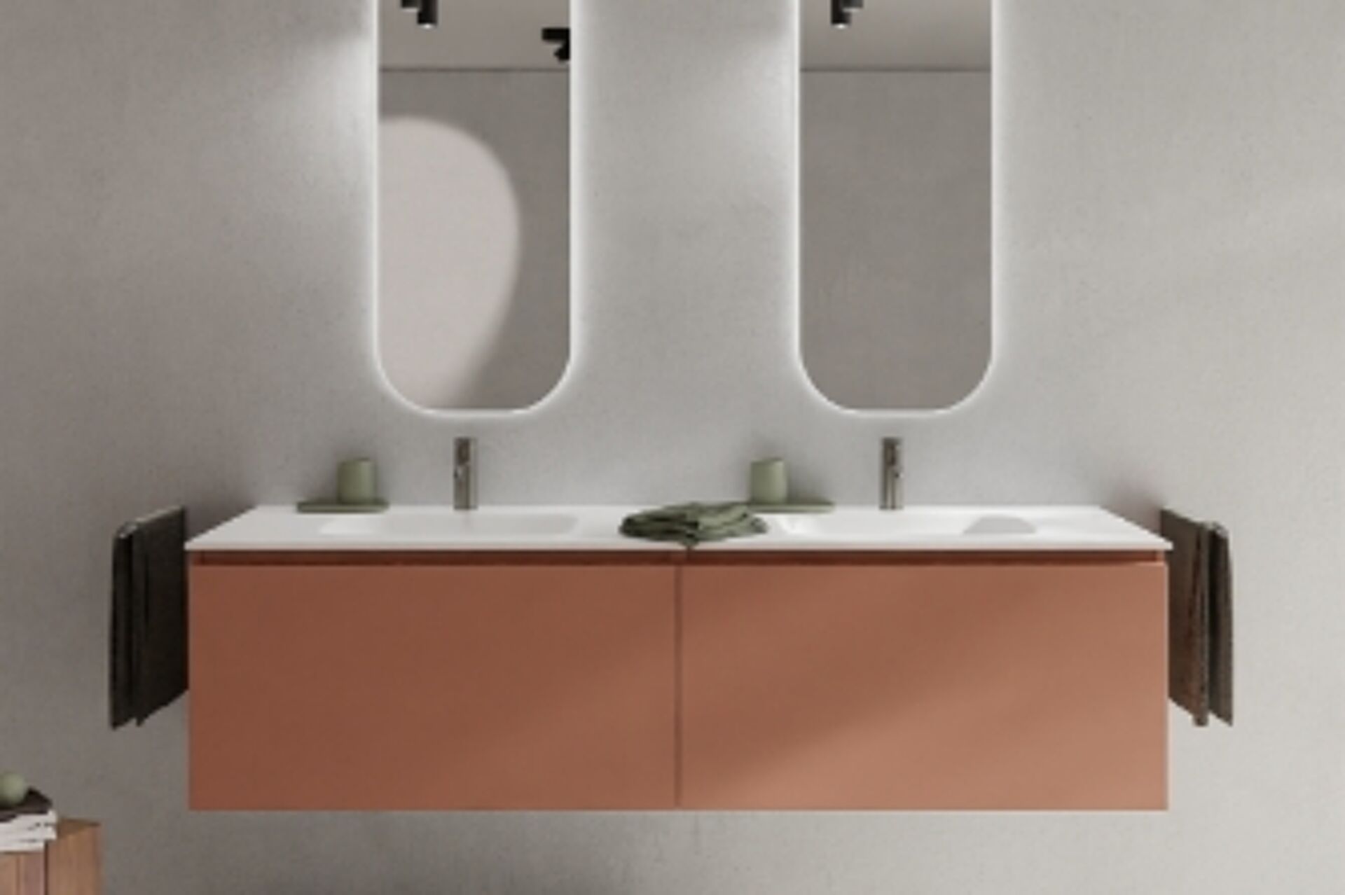 Modernes schwebendes Waschtischmöbel in Terrakotta-Farbe mit Doppelwaschbecken und minimalistischen Spiegeln.