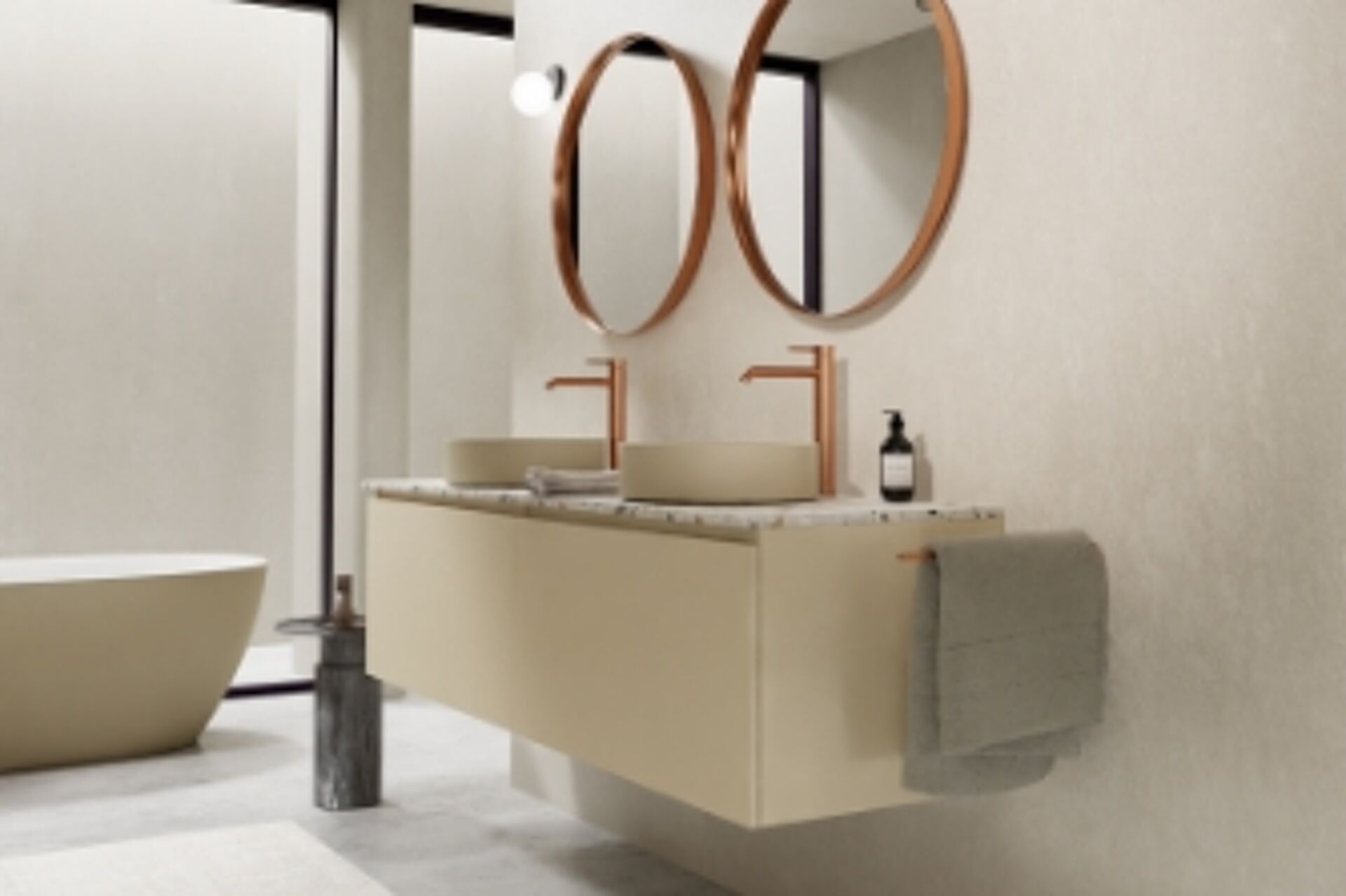 Luxuriöses Badezimmer mit schwebendem beigem Waschtisch, runden Spiegeln und Kupferarmaturen für eine elegante Optik.