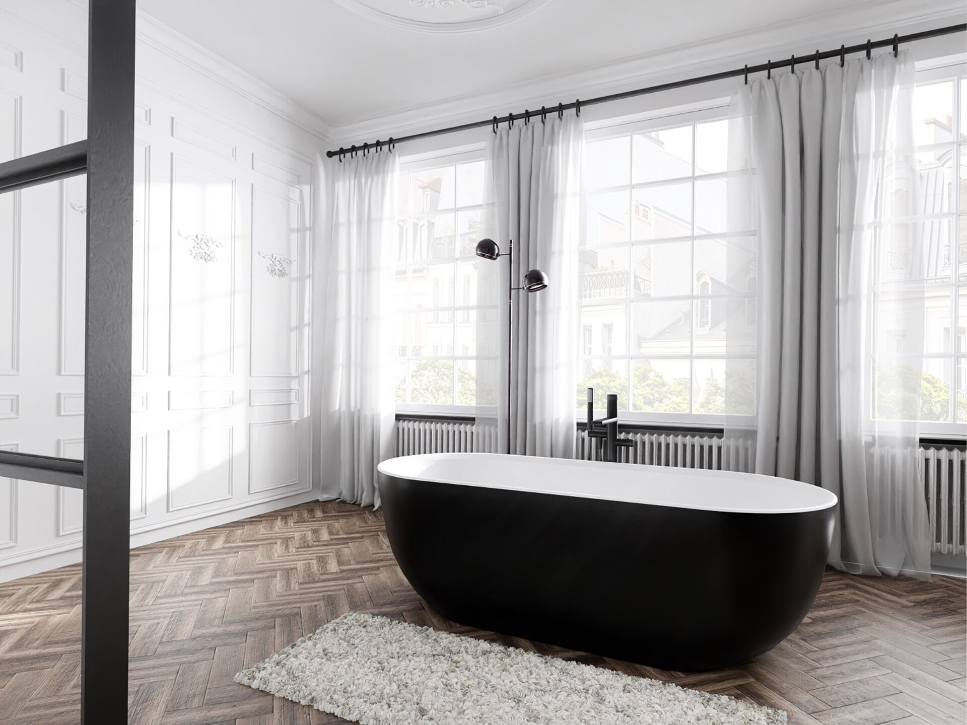 Freistehende schwarz-weiße Badewanne in einem eleganten Badezimmer mit Holzboden und großen Fenstern.