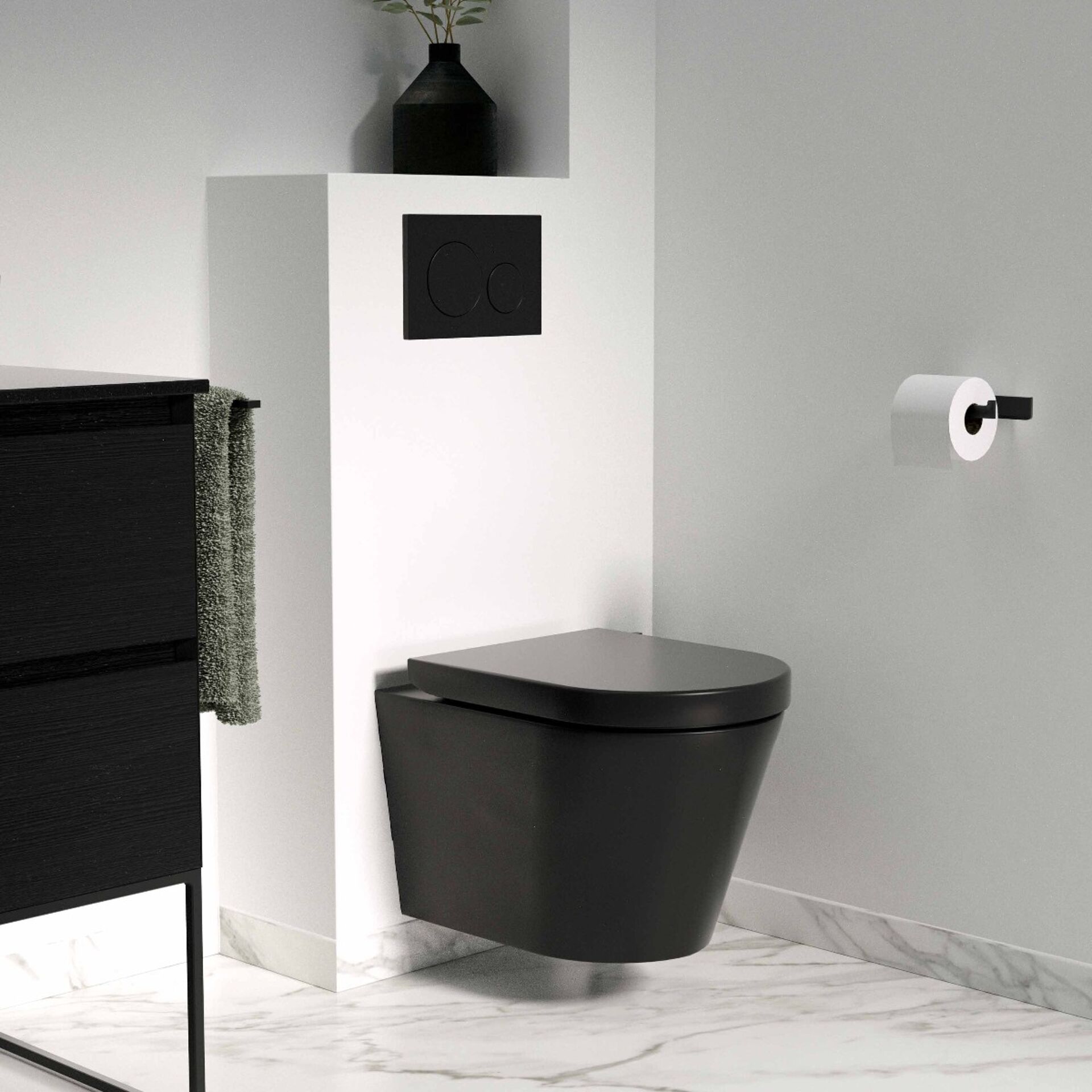 Schwarzes, schwebendes WC mit schwarzer Spültaste und Marmorboden in einem modernen Badezimmer.