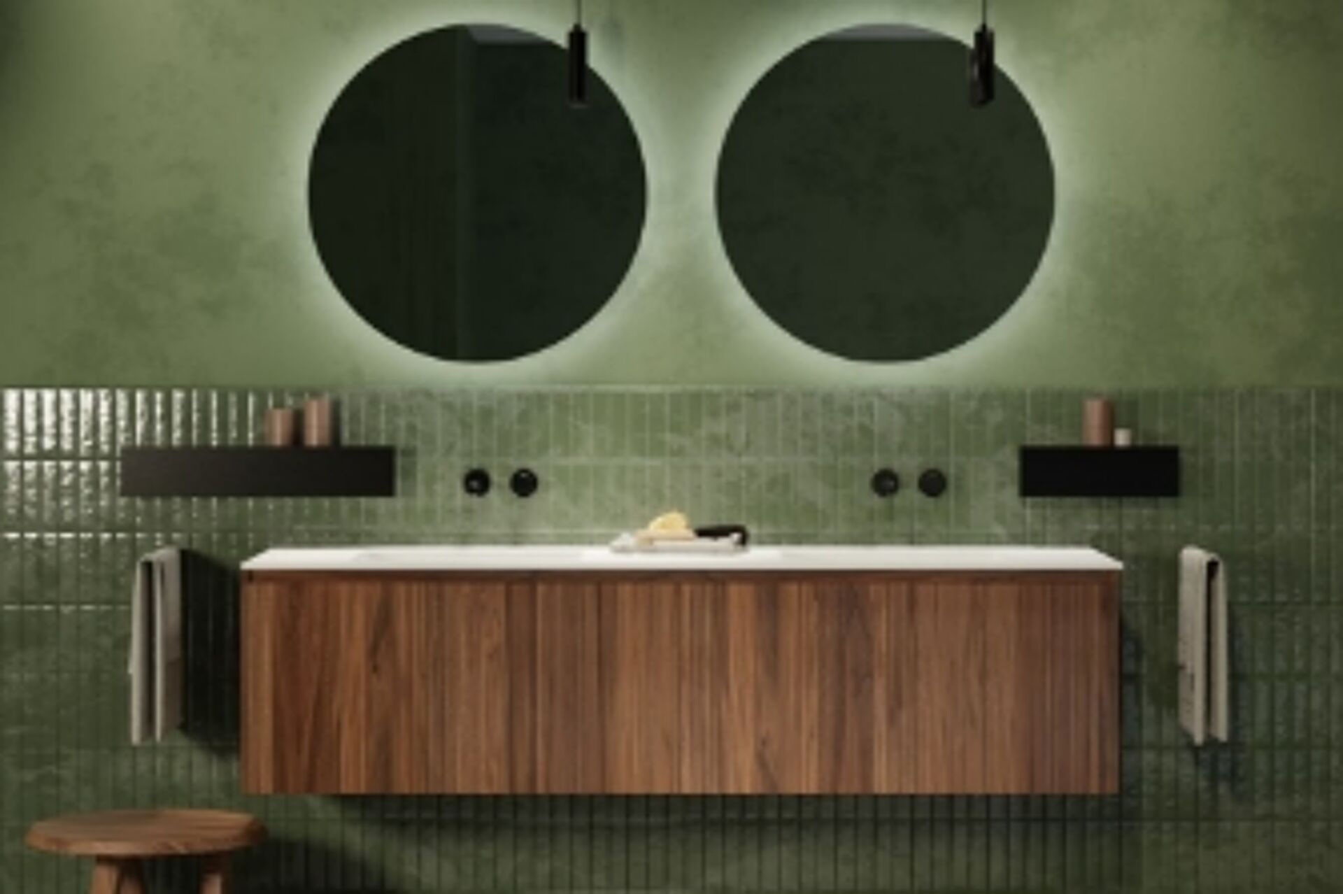Modernes Badezimmer mit Holzwaschbeckenmöbel, grünen Fliesen und runden Spiegeln mit Beleuchtung.