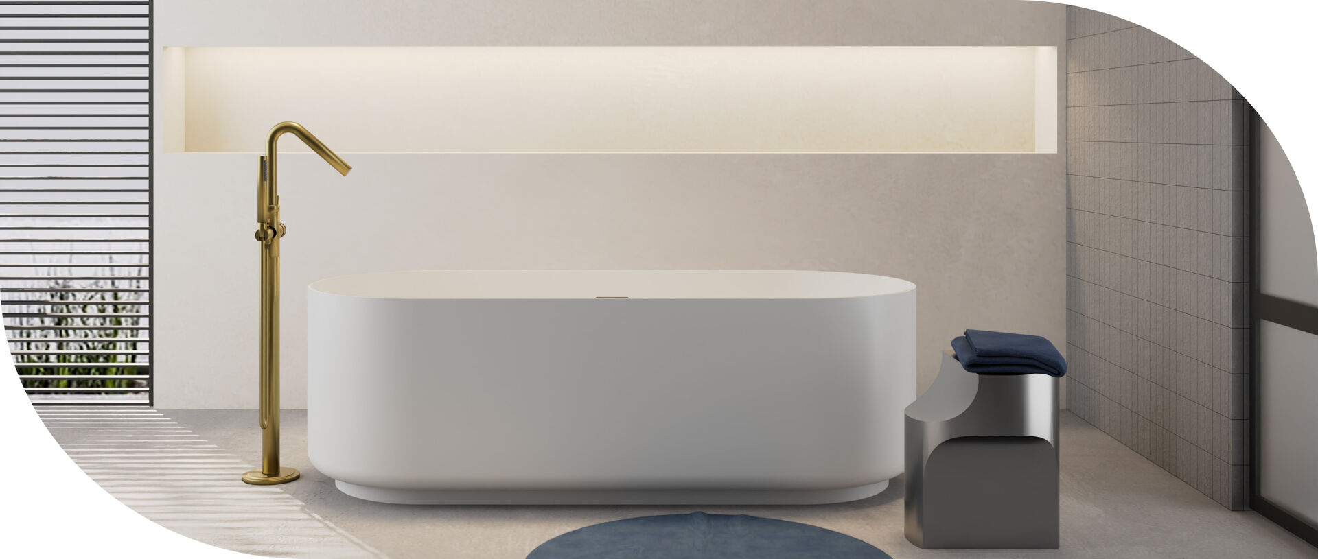 Schlanke weiße ovale Badewanne mit goldener Bodenmontage-Duscharmatur und einem minimalistischen Hocker in einem modernen Badezimmer.