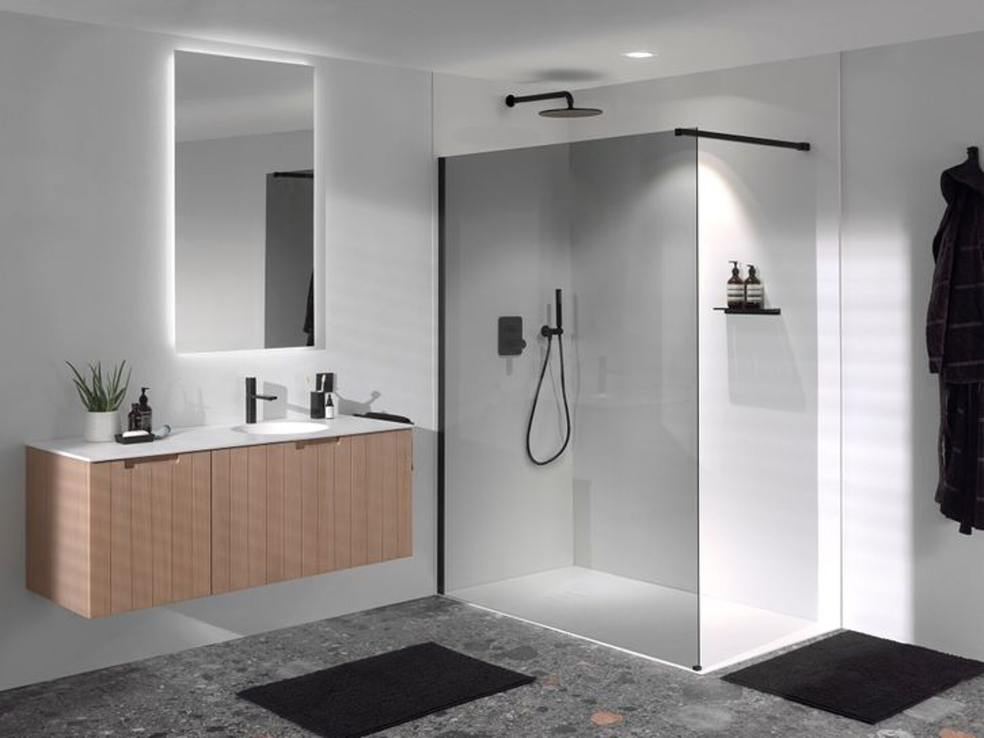 Moderne badkamer met zwevend wastafelmeubel, regendouche en glazen douchewand