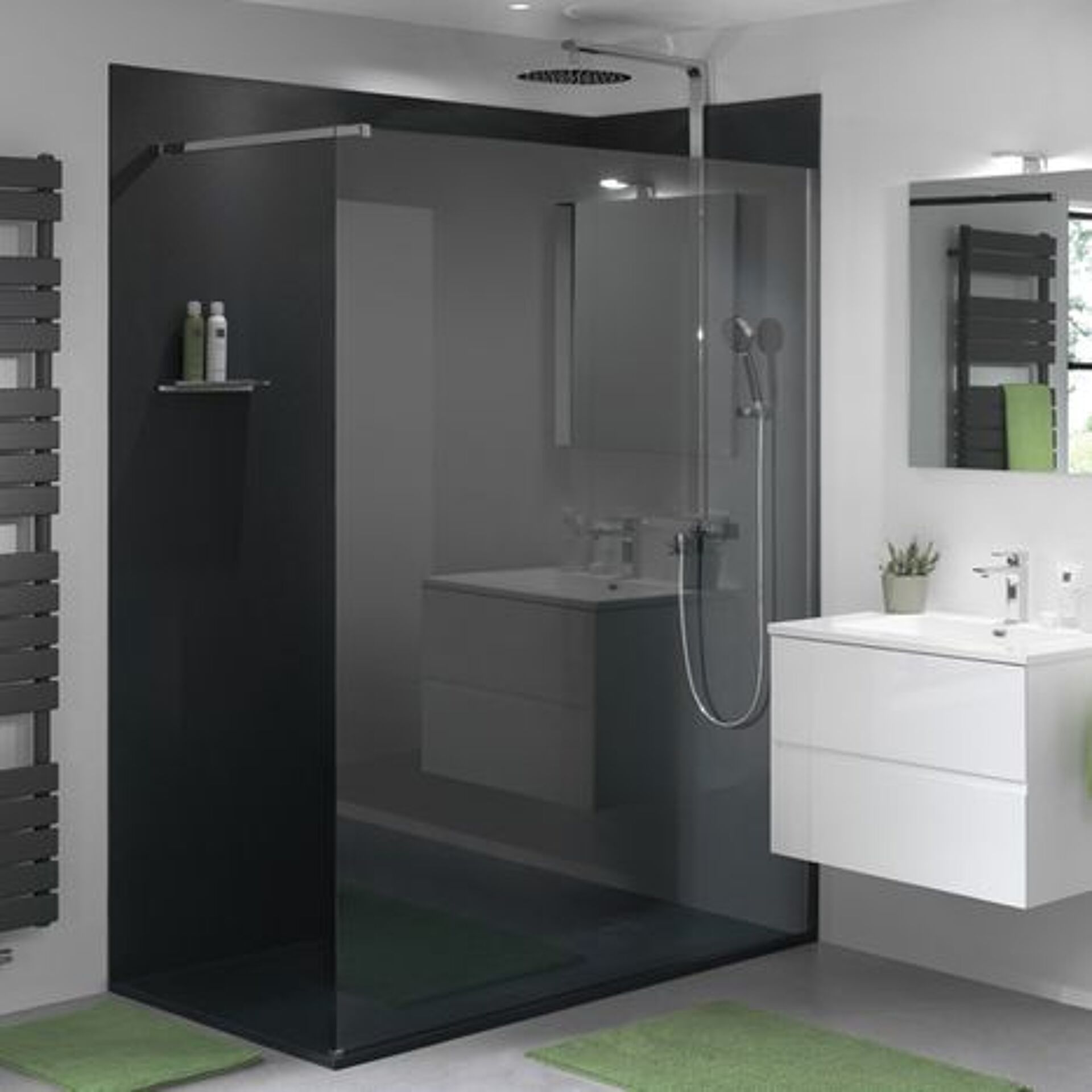 Modernes Badezimmer mit begehbarer Dusche, Regendusche, Waschbeckenmöbel und Teppichen