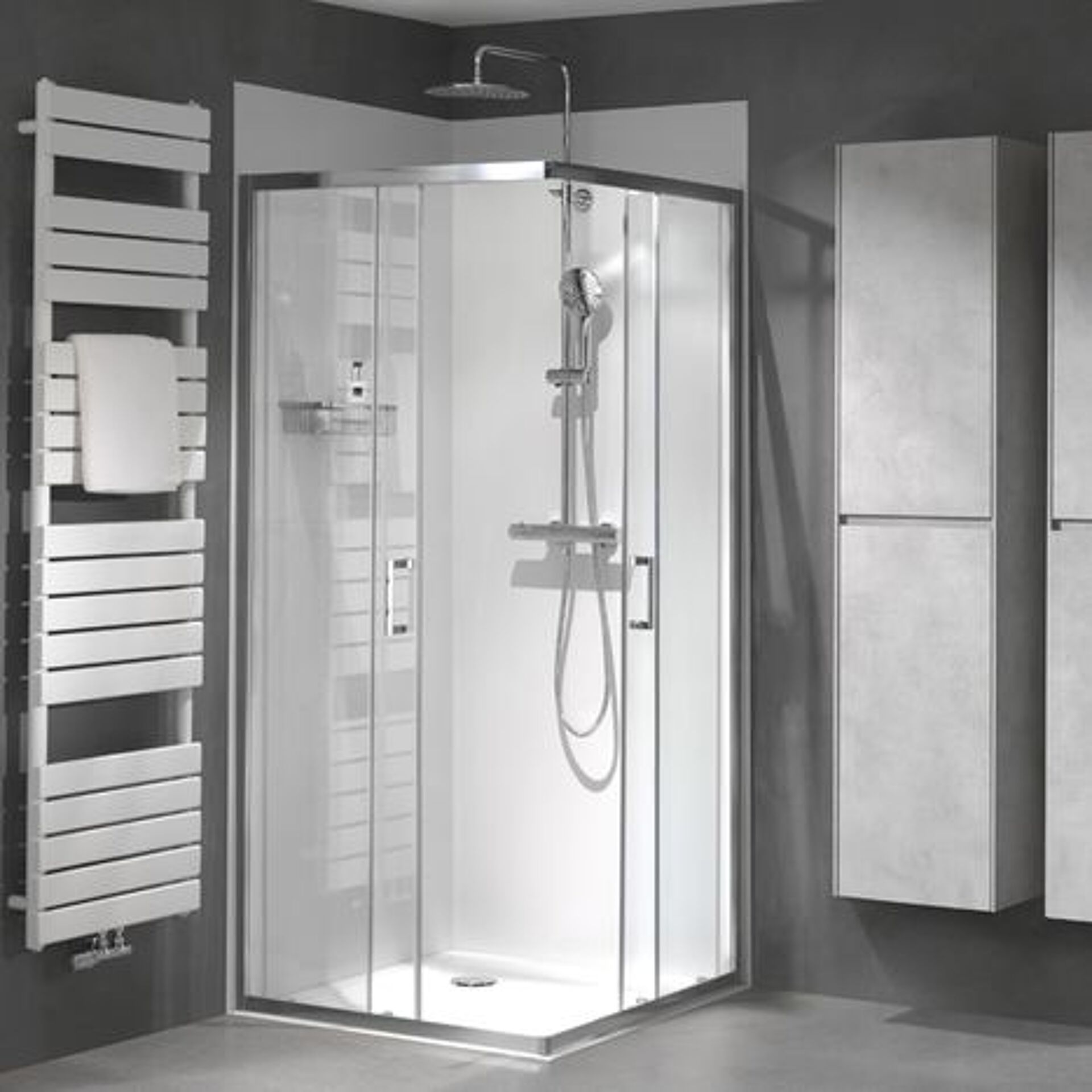 Moderne Duschkabine mit Regendusche, Handtuchheizkörper und Schränken.
