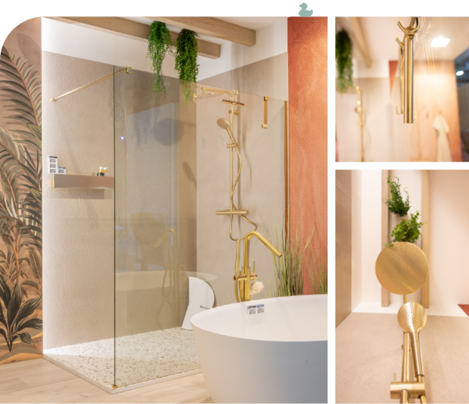Luxe badkamer met inloopdouche, gouden kranen, vrijstaand bad en planten.