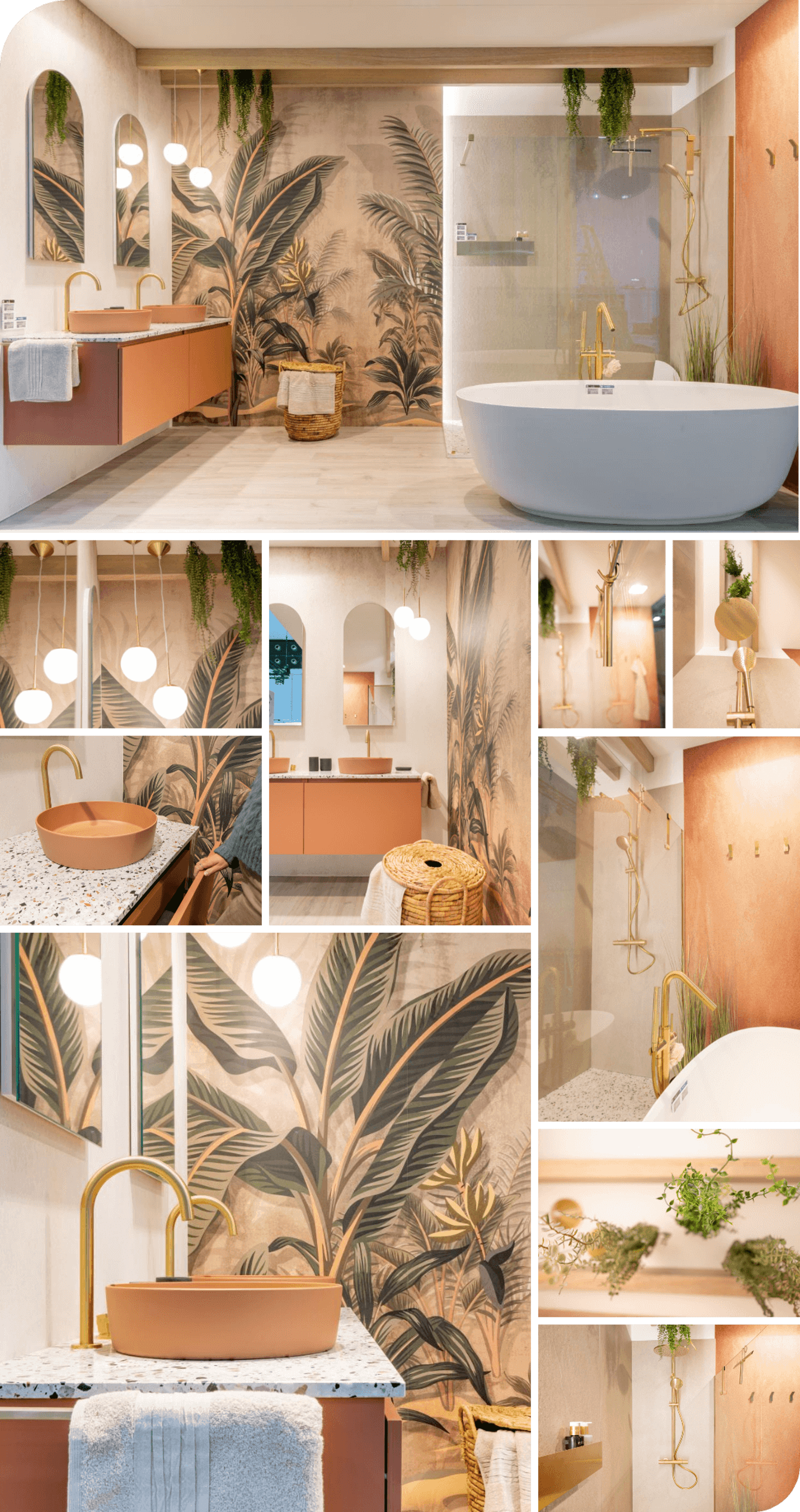 Luxe badkamer met tropisch wandtapijt, dubbele wastafel, gouden kranen, vrijstaand bad en planten