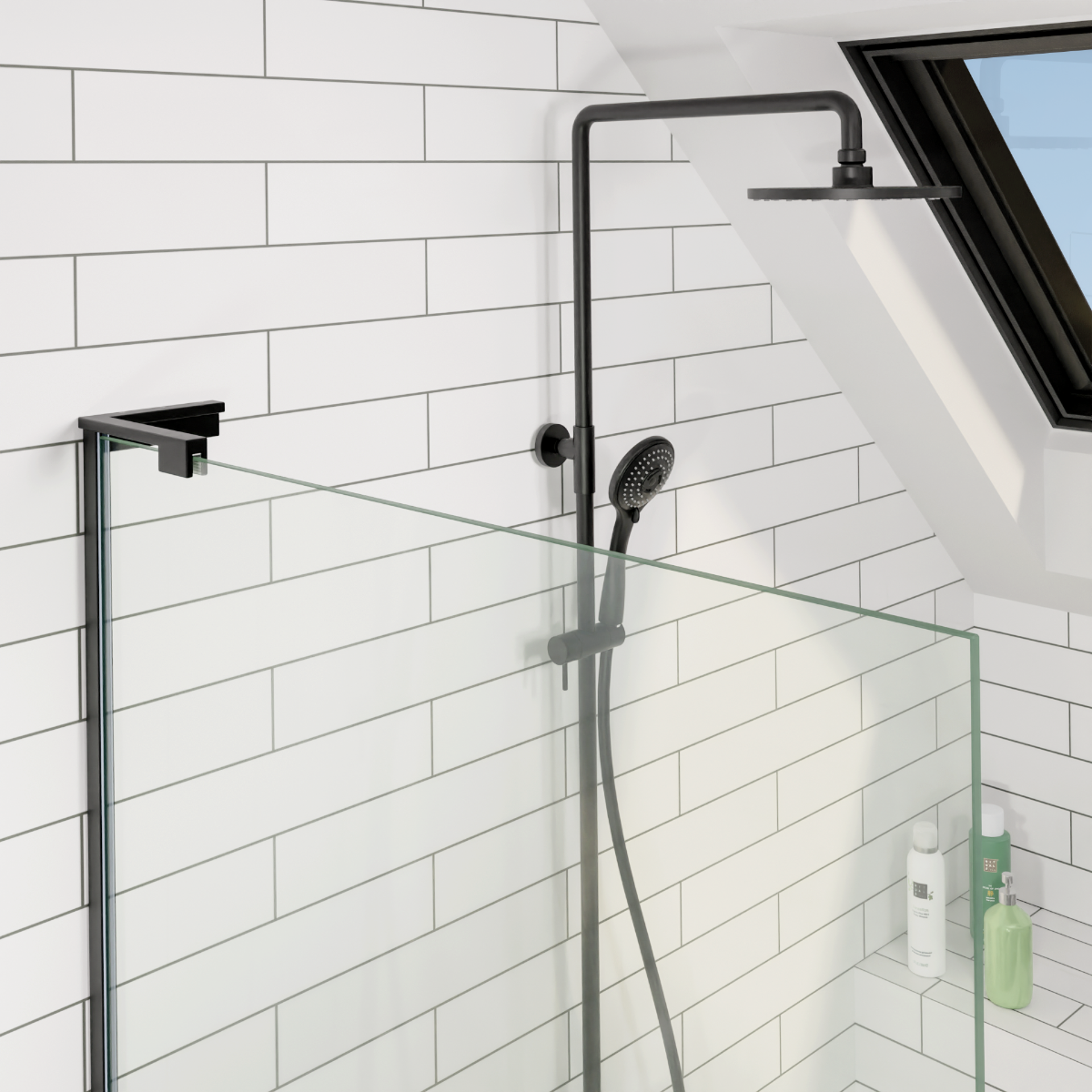 Close-up eines schwarzen Duschsystems mit Regenduschkopf und Handbrause neben einer Glasduschwand.