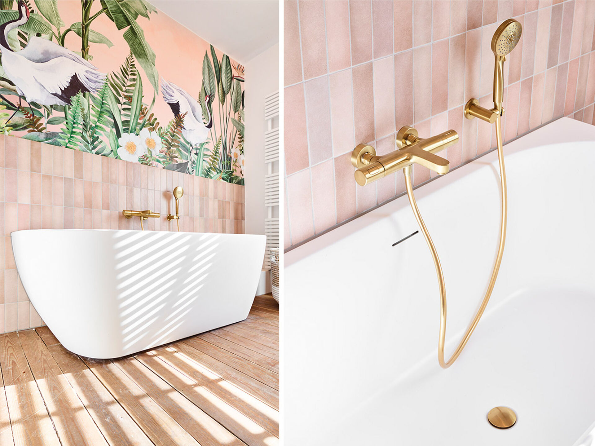 Badewanne mit goldenen Wasserhähnen und Handbrause, rosa Fliesen und botanischer Wand
