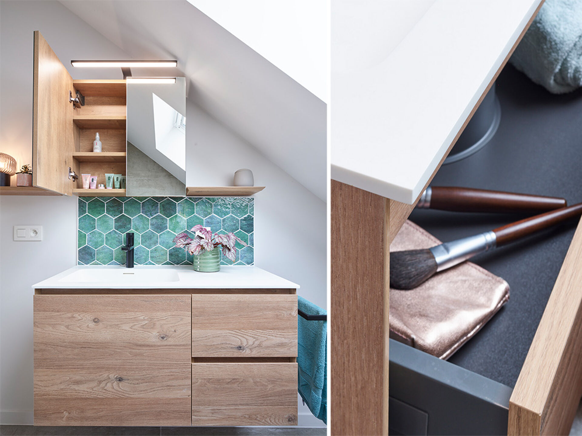 Badezimmer mit einem Holzwaschtisch, grünen Fliesen, Pflanzen und einem offenen Regal mit Pflegeprodukten.
