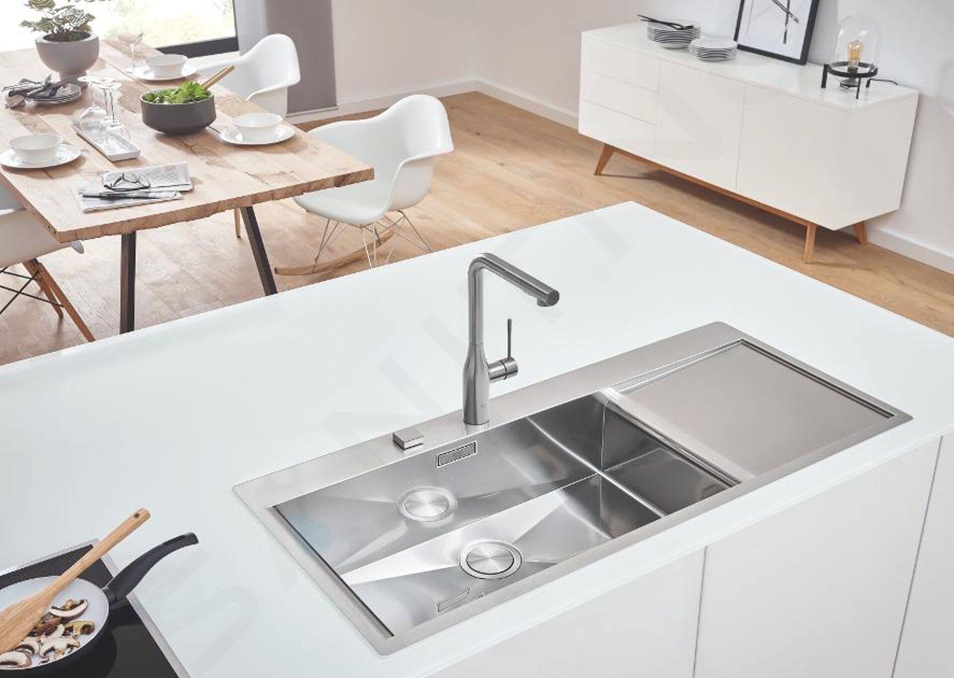 Küchenarmatur über einem Edelstahlspülbecken mit zwei Fächern und modernem Küchenstil.
