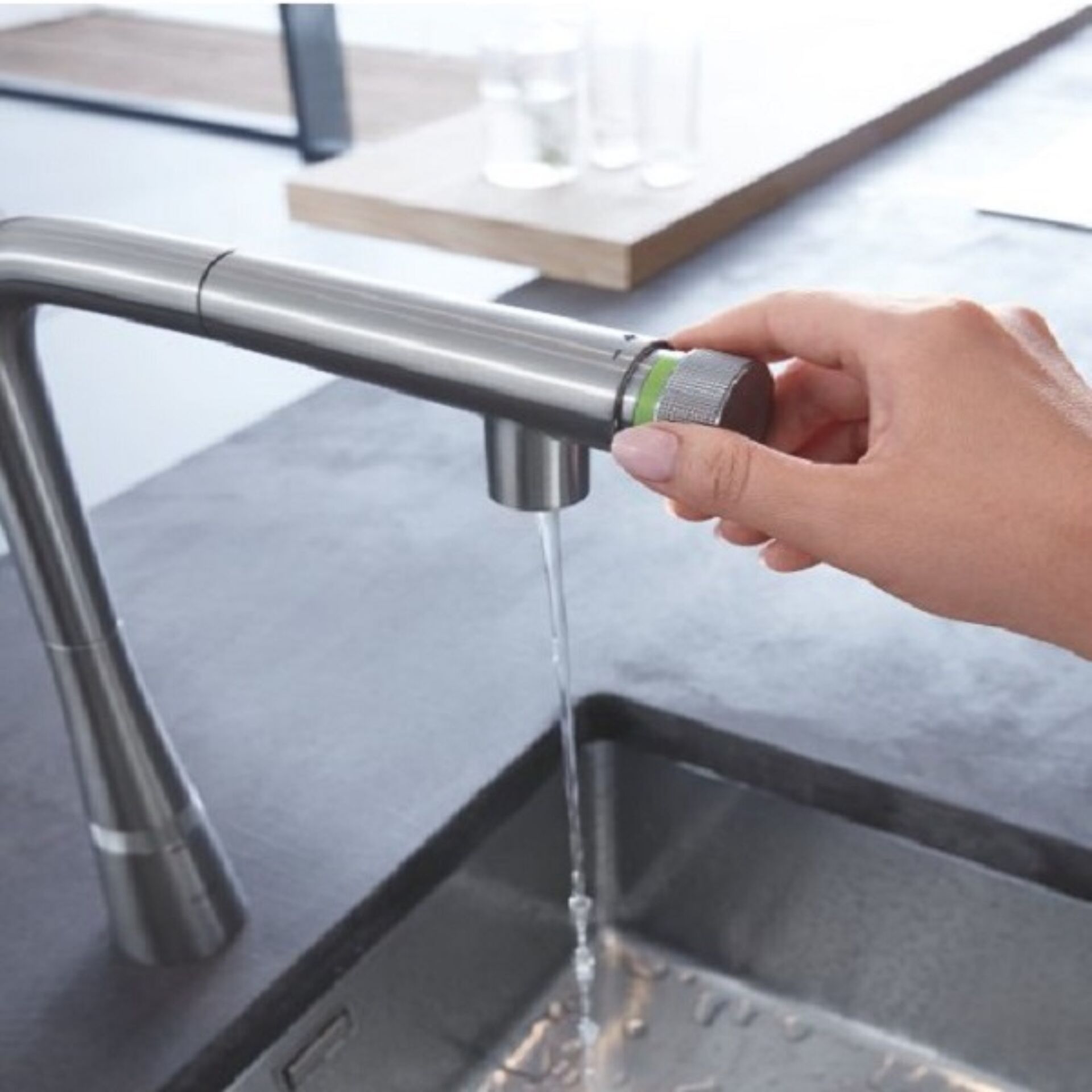 Moderne Küchenarmatur mit einem Einstellknopf für den Wasserfluss und einer grünen Anzeigeleuchte für effiziente Nutzung.