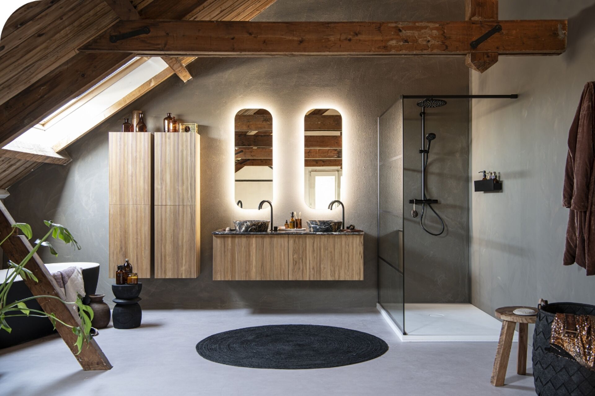 Salle de bain avec des meubles en bois, des lavabos modernes, une douche à l'italienne et un éclairage élégant sous le plafond.