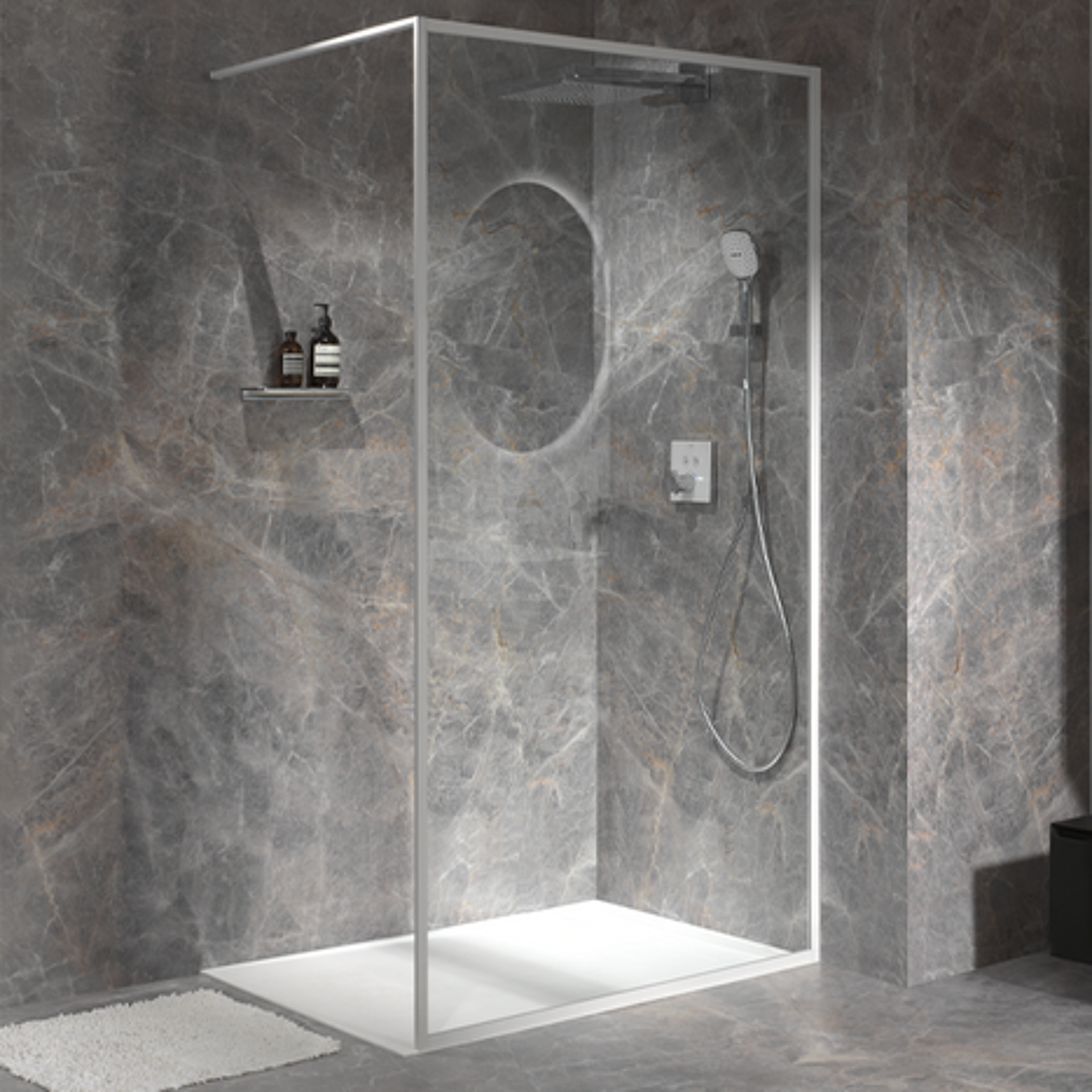 Moderne inloopdouche met marmerachtige wand en glazen omkasting.