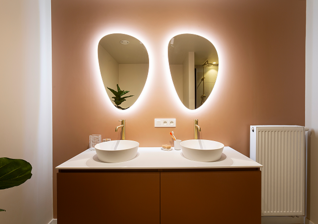 Warme Elegantie: Badkamer met Gouden Accenten & Zachte Tinten