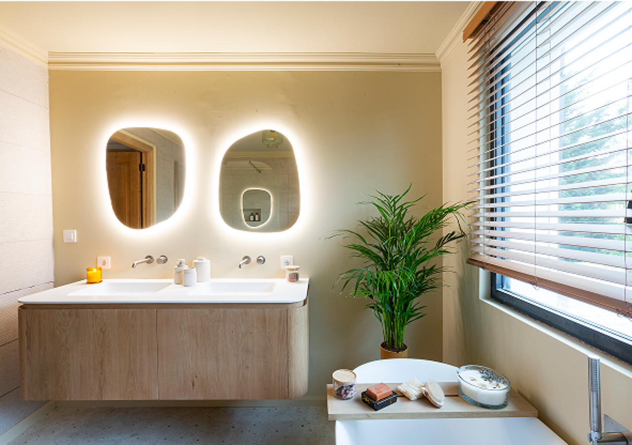 Frisse Scandinavische Badkamer met Kleurrijke Details