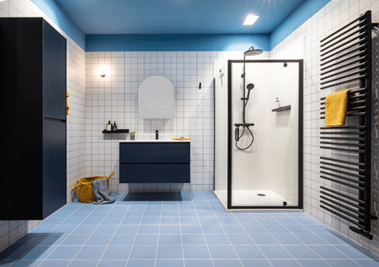 Een frisse, blauwe badkamer met Scandinavische invloeden 