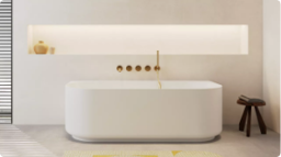 Moderne Badewanne mit goldenen Wasserhähnen und einer hellen Wand.