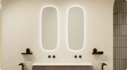 Badkamer met twee verlichte spiegels en zwarte kranen.