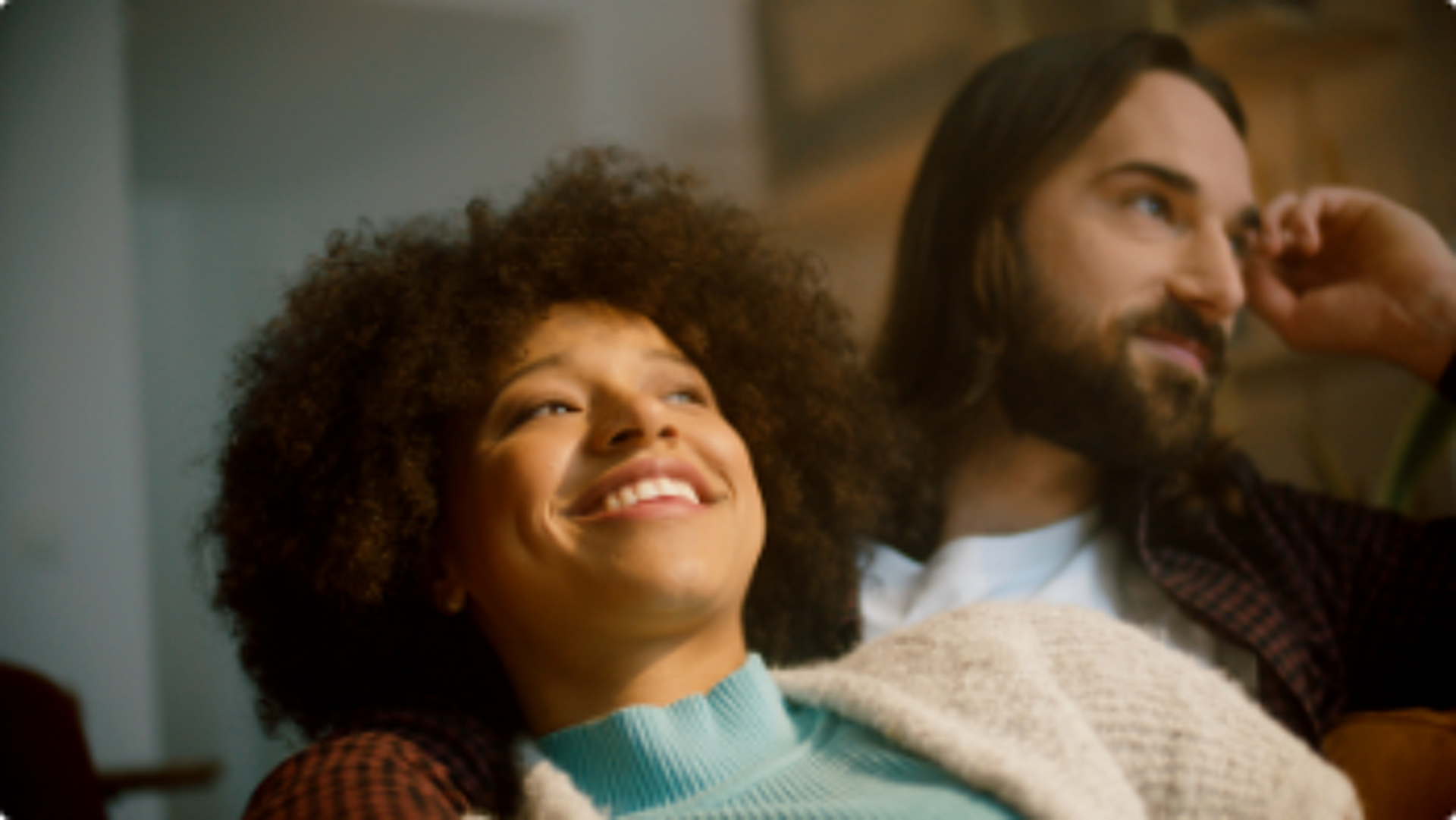 Couple souriant détendu ensemble dans une ambiance chaleureuse