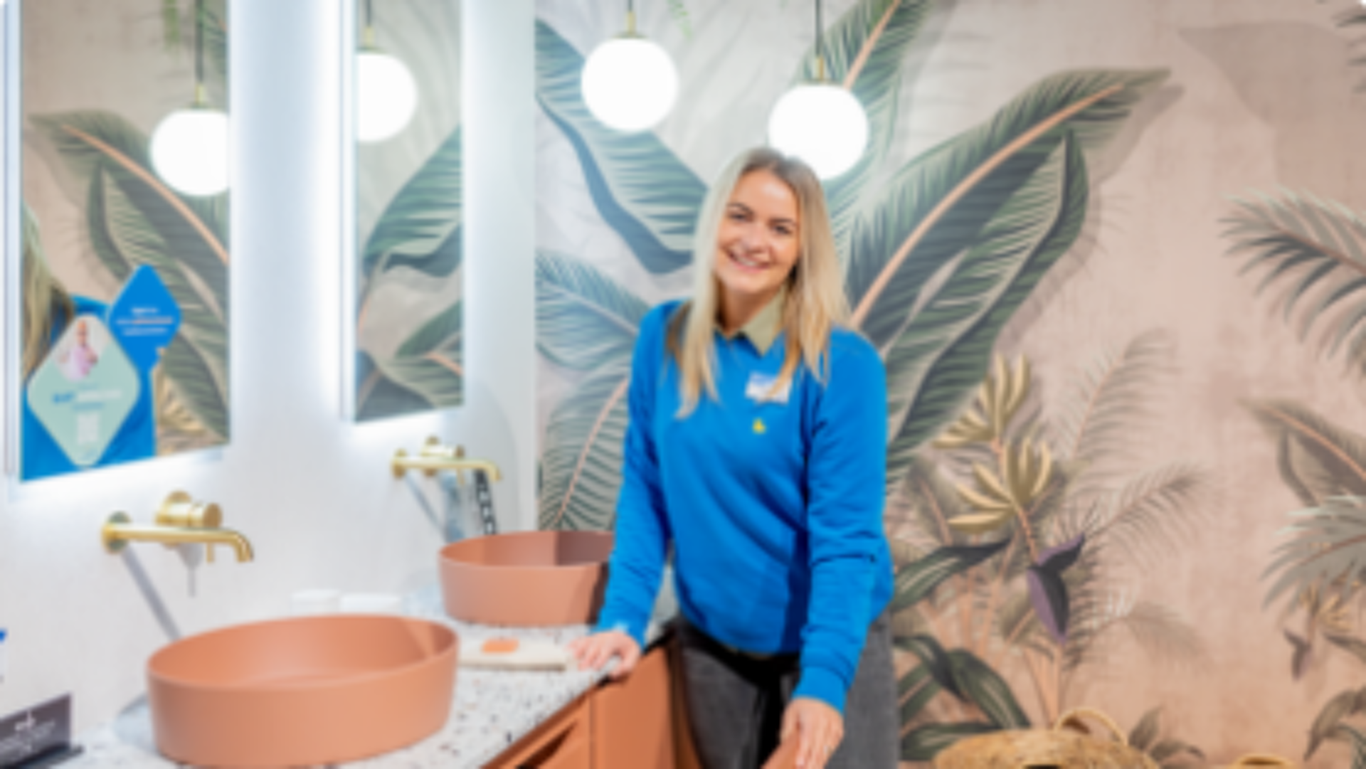 Moderne badkamer met terrazzo wastafel en terracotta waskommen tegen tropisch behang