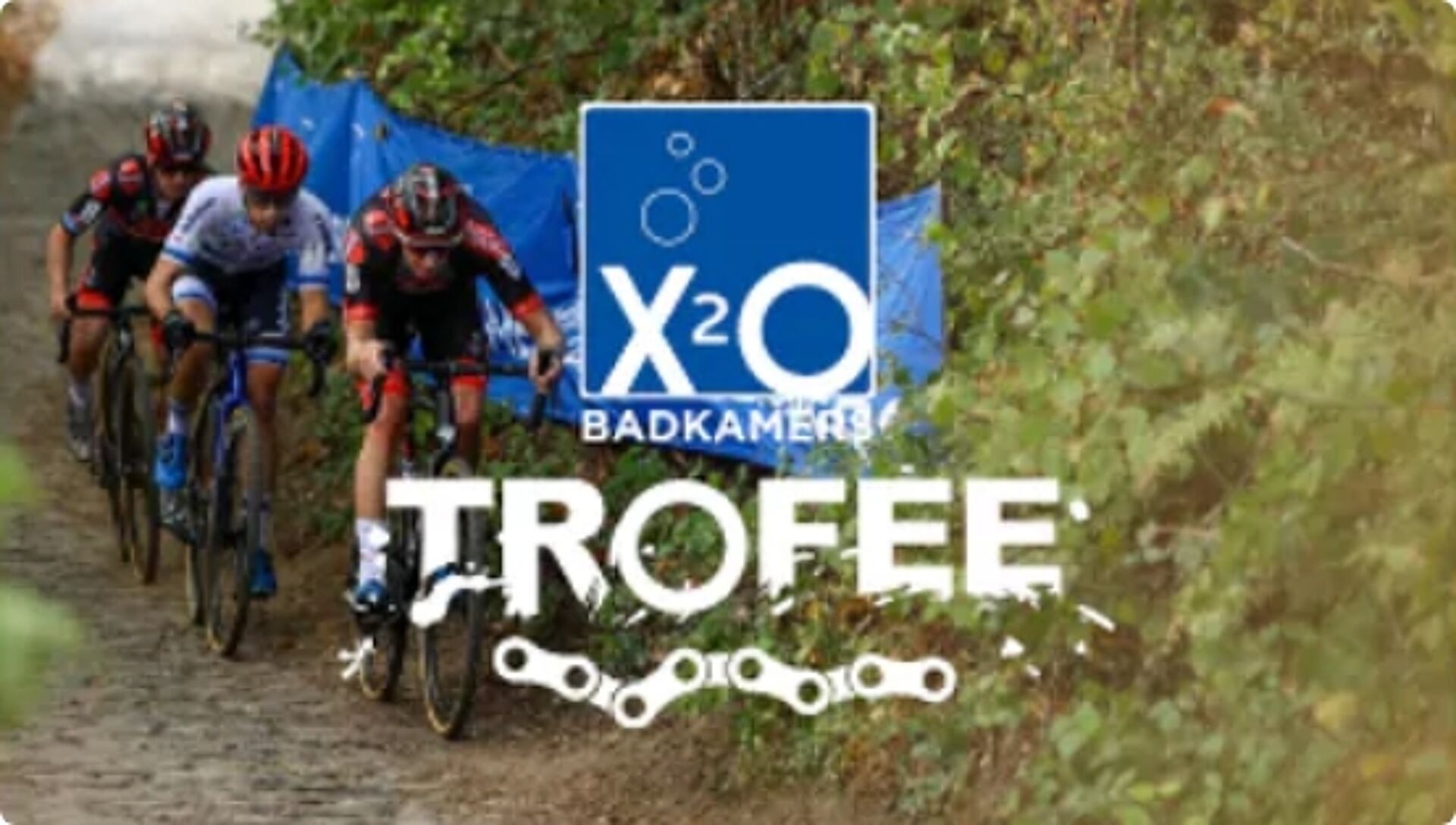 X2O Badkamers Trofee logo over veldrijders op modderig parcours met blauwe afzetting